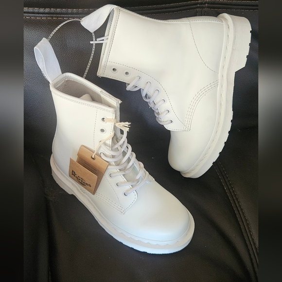 NWOB Dr. MARTENS 1460 Pascal White Leather Conbat Boots Women's size 7 Lace Up - Picture 1 of 14